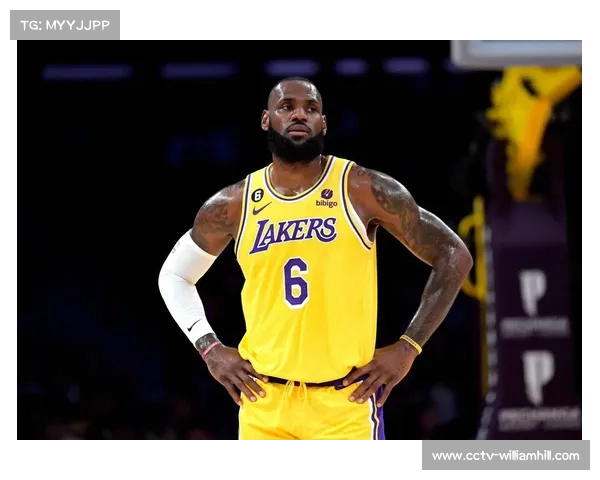 湖人詹姆斯空接背扣惊艳，东契奇三双历史第五快