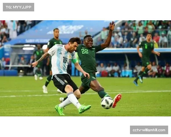 特写瞬间：诺伊尔神勇扑出单刀后，激动捶打草坪。